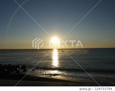 早朝の日の出 124733704