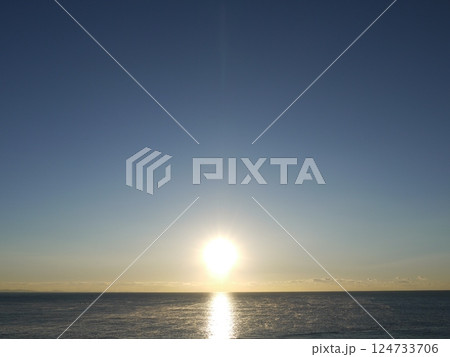 早朝の日の出 124733706