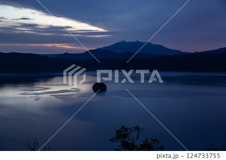 朝焼けの摩周湖 124733755