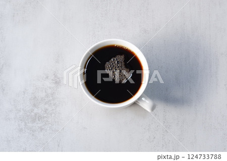 朝のひと時、お気に入りのマグカップに淹れたての美味しいコーヒーを入れて、ひと休みしているイメージ 朝のひと時、お気に入りのマグカップに淹れたての美味しいコーヒーを入れて、ひと休みしているイメージ 124733788