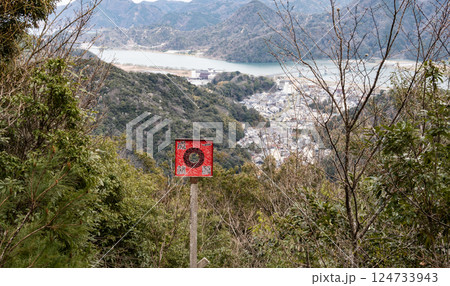 兵庫県豊岡市城崎温泉のロープウェイの頂上にある、かわらけ投げ処から眺めた豊岡市内 124733943