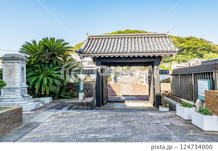 長崎県平戸市 重要有形文化財の幸橋の前に建つ御幸橋御門 長崎県平戸市 重要有形文化財の幸橋の前に建つ御幸橋御門 124734000