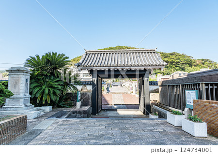 長崎県平戸市　重要有形文化財の幸橋の前に建つ御幸橋御門 124734001