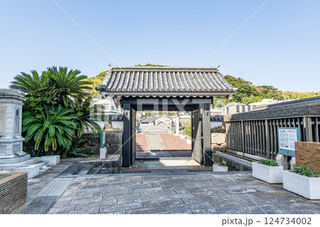 長崎県平戸市　重要有形文化財の幸橋の前に建つ御幸橋御門 124734002