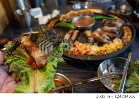 韓国料理店でのサムギョプサルの食事風景 韓国料理店でのサムギョプサルの食事風景 124734016