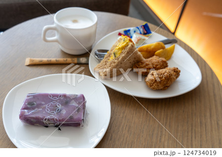 木製テーブルに並ぶ軽食、韓国餅 木製テーブルに並ぶ軽食、韓国餅 124734019