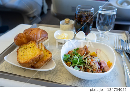 ビジネスクラスのキヌアサラダとクロワッサン 124734023