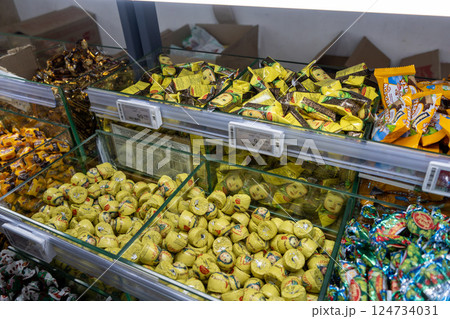 ガラスケースに陳列されたロシアの伝統的なお菓子 ガラスケースに陳列されたロシアの伝統的なお菓子 124734031