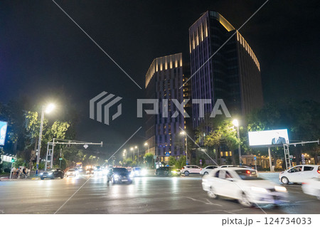 高層ビルと交差点の夜景 124734033