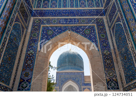 サマルカンドで輝くイスラム建築の青モスク 124734051