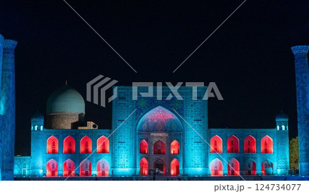 レギスタン広場のライトアップ、ブルー 124734077