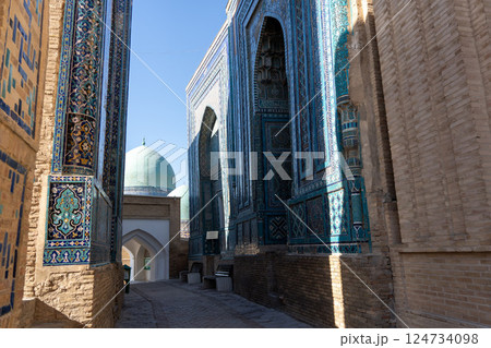 シャーヒズィンダ廟群の細い道 124734098