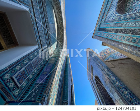 空にそびえるシャーヒズィンダ廟群 124734103