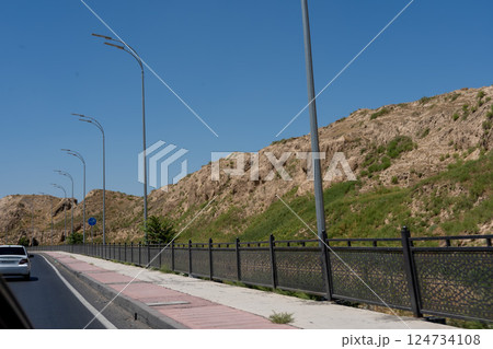 岩肌と道路 124734108