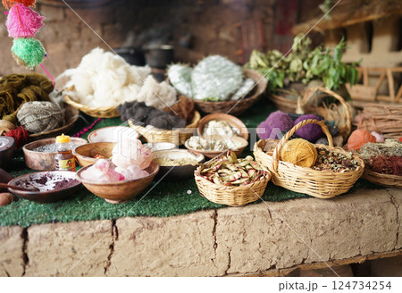 ペルーアンデスの伝統的な染料方法 124734254