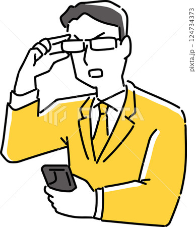 スマホを片手に眼鏡を持つビジネスマン スマホを片手に眼鏡を持つビジネスマン 124734373
