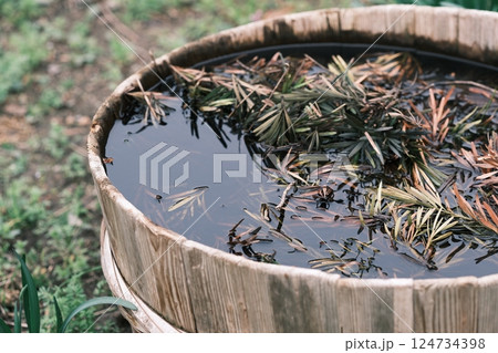 木樽　水瓶　背景用 124734398