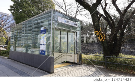 東京メトロ東西線の竹橋駅1a番出入口、背後に写るのは皇居の堀 東京メトロ東西線の竹橋駅1a番出入口、背後に写るのは皇居の堀 124734427