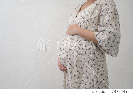 お腹を抱える妊婦 お腹を抱える妊婦 124734452