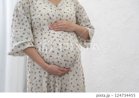 お腹を抱える妊婦 お腹を抱える妊婦 124734455