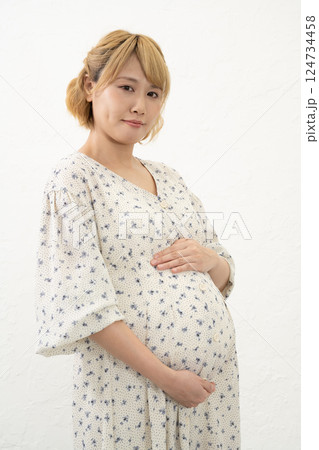 お腹を抱える妊婦 124734458