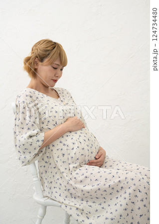 椅子に座る妊婦さん 椅子に座る妊婦さん 124734480