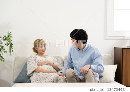 リビングでくつろぐ妊娠中の夫婦 124734484