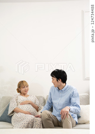 リビングでくつろぐ妊娠中の夫婦 124734488