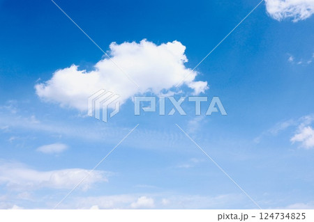 春の青空と白い雲 春の青空と白い雲 124734825