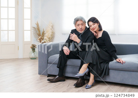フォーマルな服を着た夫婦・カップル 124734849