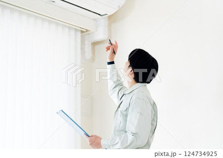 エアコンの点検をする作業員 エアコンの点検をする作業員 124734925