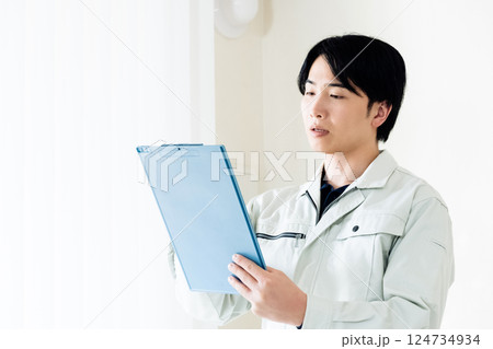 エアコンの点検をする作業員 124734934