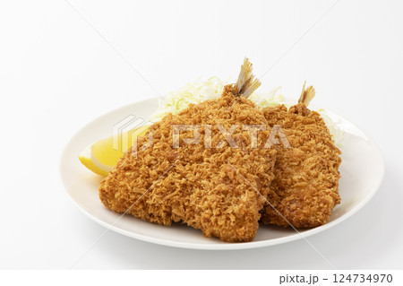 白バックで白皿に盛りつけたアジフライ 124734970