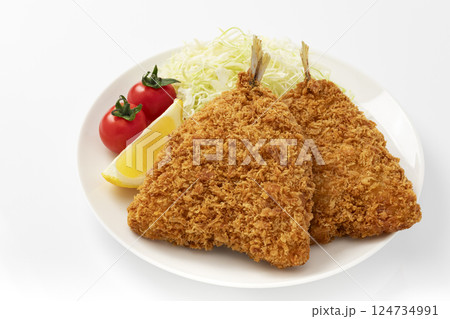 白バックで白皿に盛りつけたアジフライ 124734991