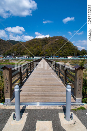 対岸の山に山桜が咲く春の真光寺橋 対岸の山に山桜が咲く春の真光寺橋 124735282