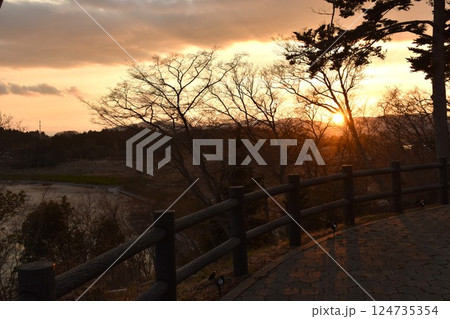 気仙沼大島　自然の小径遊歩道夕暮れ 124735354