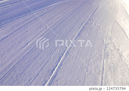 スキー場ゲレンデの圧雪車が圧雪した後の雪の模様 スキー場ゲレンデの圧雪車が圧雪した後の雪の模様 124735794