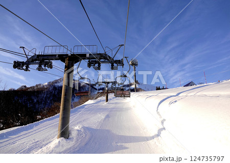 晴天のスキー場 中腹部へ続くペアリフト 124735797