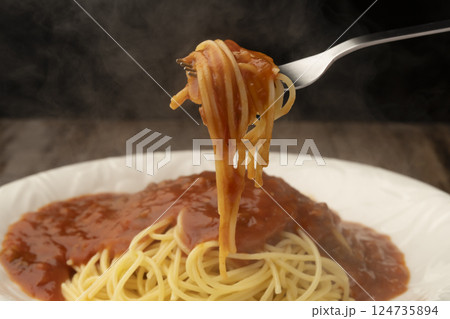 レトルトのパスタソースをかけたスパゲティーをフォークで持ち上げる 124735894