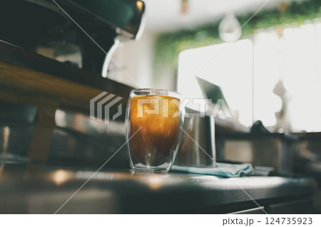 coffee shop 124735923