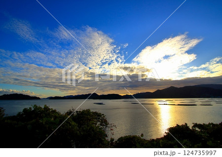 牡蠣筏が浮かぶ 美しい瀬戸内夕景 124735997