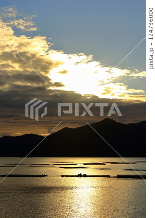 輝く海に浮かぶ牡蠣筏 124736000