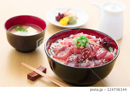 マグロの漬け丼 124736144