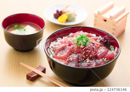 マグロの漬け丼 マグロの漬け丼 124736146