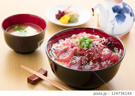 マグロの漬け丼 マグロの漬け丼 124736148