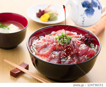マグロの漬け丼 マグロの漬け丼 124736151