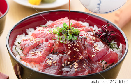 マグロの漬け丼 124736152