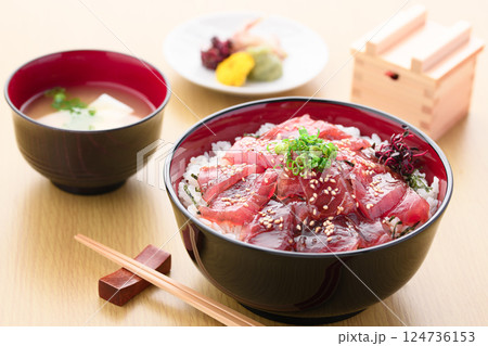 マグロの漬け丼 124736153