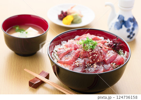 マグロの漬け丼 マグロの漬け丼 124736158