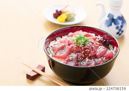 マグロの漬け丼 124736159